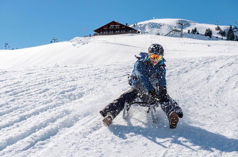 Zoom: Excursion en famille sur les pistes de luge de Betelberg Lenk. Rapides ou tranquilles, les trois pistes de luge du Betelberg promettent beaucoup de plaisir et de bourrasques de neige. Les pistes de luge sont idéales comme alternative au ski, comme programme en cas de mauvais temps ou tout simplement comme excursion en famille.