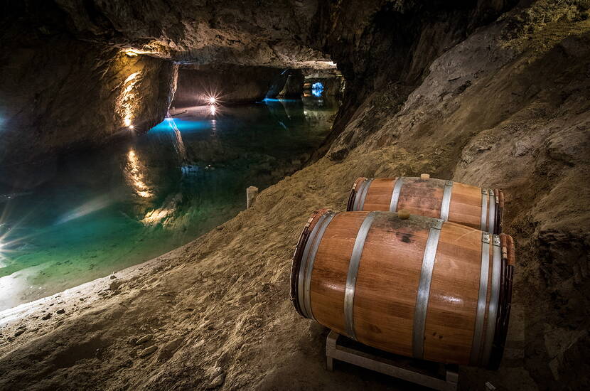 Zoom: Excursion familiale lac souterrain St-Léonard. En Suisse, au cœur du Valais, entre Sion et Sierre, se trouve le plus grand lac souterrain naturel d'Europe.