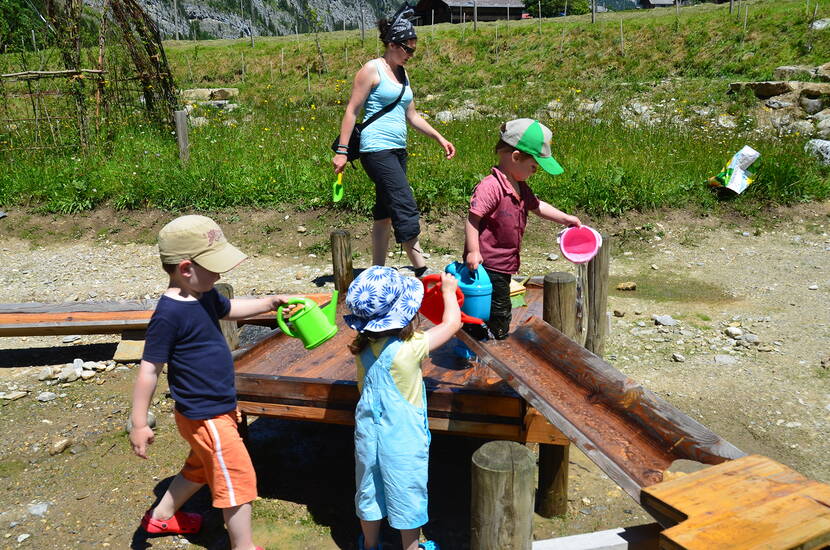 Zoom: Escursione per famiglie al parco giochi acquatico «Gwunderwasser» di Diemtigen. Qui i bambini possono sperimentare le dinamiche naturali dell'acqua, deviando i corsi d'acqua, trattenendoli e rilasciandoli.