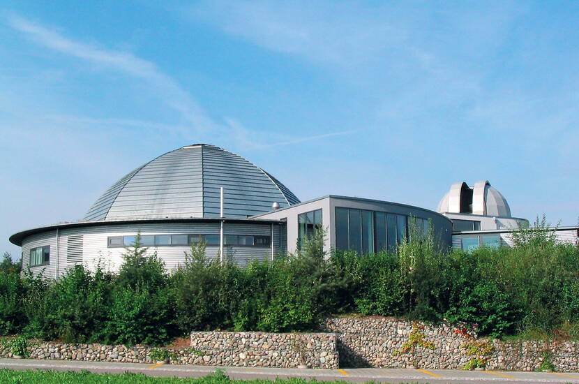 Zoom: Gita in famiglia – Avete voglia di un viaggio nello spazio? Sotto la cupola del Planetario Bodensee, comode poltrone invitano a fare un viaggio virtuale nel cielo notturno.