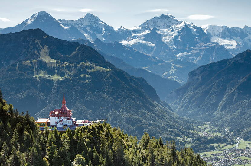 Zoom: Le restaurant panoramique Harder Kulm trône au-dessus d'Interlaken, à 1'322 mètres d'altitude. En 10 minutes seulement, tu peux rejoindre le Harder Kulm en funiculaire depuis Interlaken. La plate-forme panoramique t'offre une vue unique sur l'Eiger, le Mönch et la Jungfrau, ainsi que sur les lacs de Thoune et de Brienz.