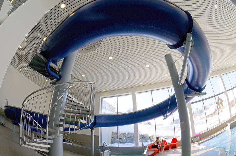 Zoom: Excursion en famille au centre sportif de Herisau – Le toboggan de 30 mètres de long avec bassin séparé, pataugeoire pour enfants, plaque de glisse à bulles, roue à eau et bien d'autres choses encore feront battre le cœur de plus d'un enfant. 