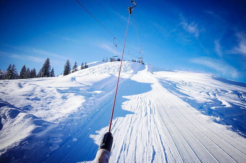 Zoom: 30 % de réduction sur le package familial du Rossberg à Oberwil dans le Simmental. Carte journalière de ski avec repas au restaurant Niderhornblick. Pour une journée de ski inoubliable, conviviale et familiale dans l'espace de détente du Simmental, il suffit de télécharger le bon et d'en profiter. Le plaisir du ski à l'état pur.