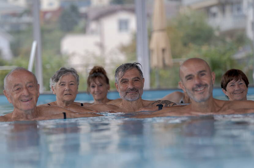 Zoom: Corsi di ginnastica in acqua per anziani – allenano forza, resistenza, flessibilità, tensione corporea e velocità, allenano l'equilibrio, la destrezza e la reattività e rafforzano il sistema cardiocircolatorio. 