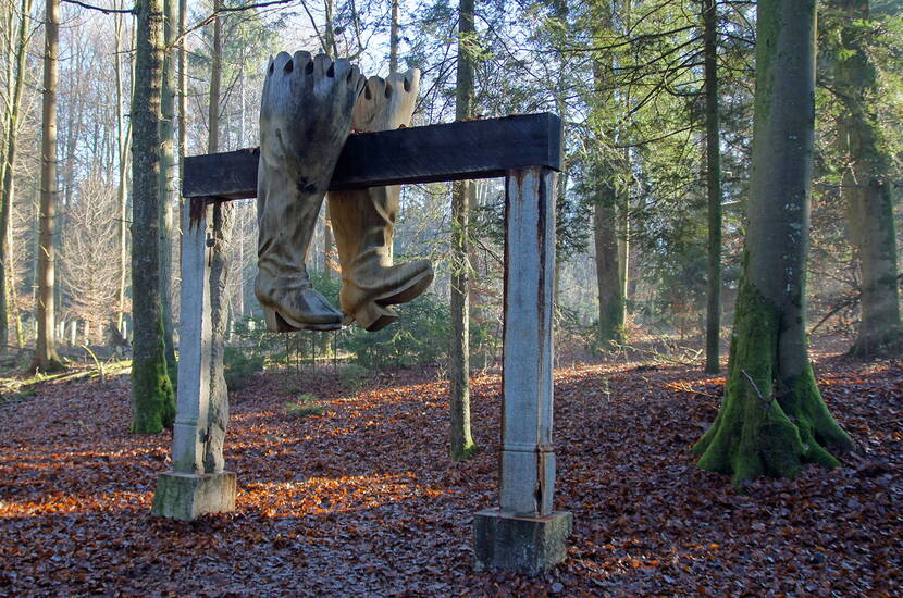 Zoom: Excursion familiale au Freiämter Sagenweg. Douze artistes ont créé des sculptures illustrant chacune une légende. Les œuvres d'art du Freiämterweg, entre le parc animalier de Waltenschwil et le Erdmannlistein, sont nichées dans la forêt de manière mystérieuse et idyllique. Des panneaux d'information permettent de lire les légendes.