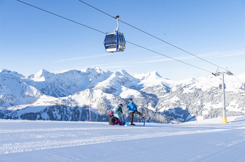 Zoom: Escursione per famiglie Adelboden-Lenk. Il comprensorio sciistico di Adelboden-Lenk è una delle aree sciistiche e di snowboard più interessanti della Svizzera. Le numerose e curate locande di montagna, i caratteristici rifugi o i bar sulla neve alla moda offrono fascino e ospitalità.