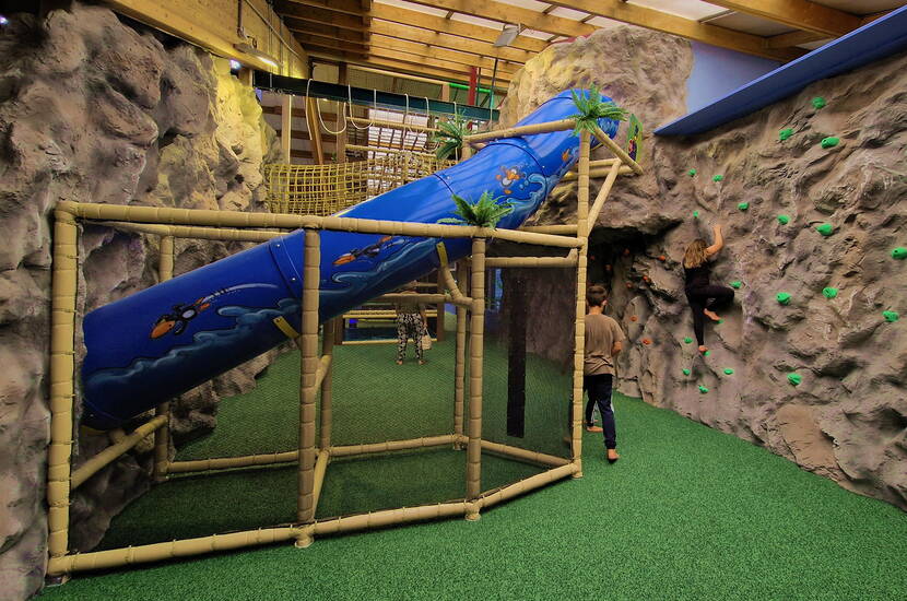 Zoom: Il BEO Funpark offre divertimento e azione per tutte le età. Tutte le attrezzature del parco giochi possono essere utilizzate anche dai bambini più grandi e dagli adulti che li accompagnano. Scaricate subito il buono sconto ed esplorate il vulcano da arrampicata, lo scivolo gigante, i vari castelli gonfiabili e molto altro ancora.