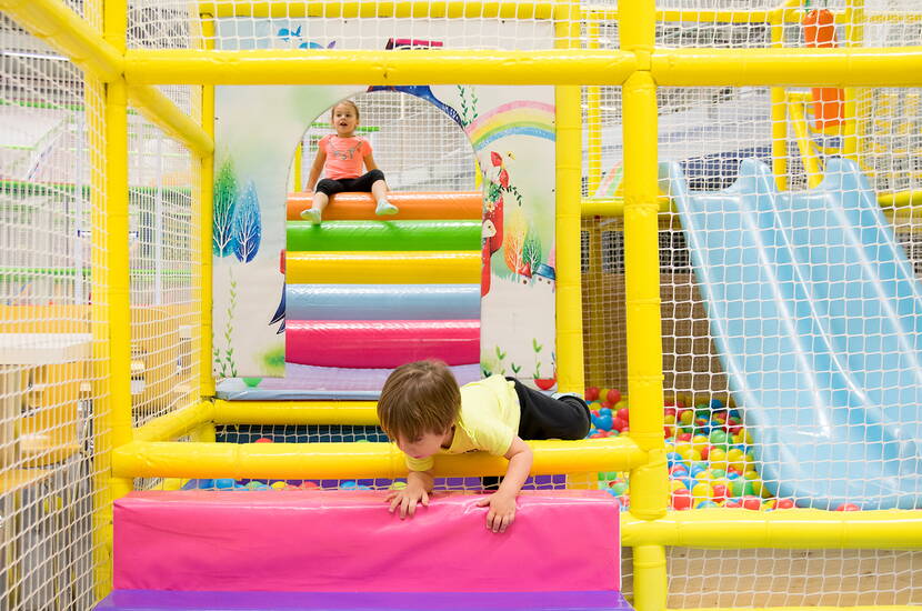 Zoom: Das Wunderland bietet Spass und Action auf 3000 Quadratmetern. Diverse Attraktionen für Kinder von zwei bis zwölf Jahren laden zum Klettern, Rutschen und Duellieren ein.