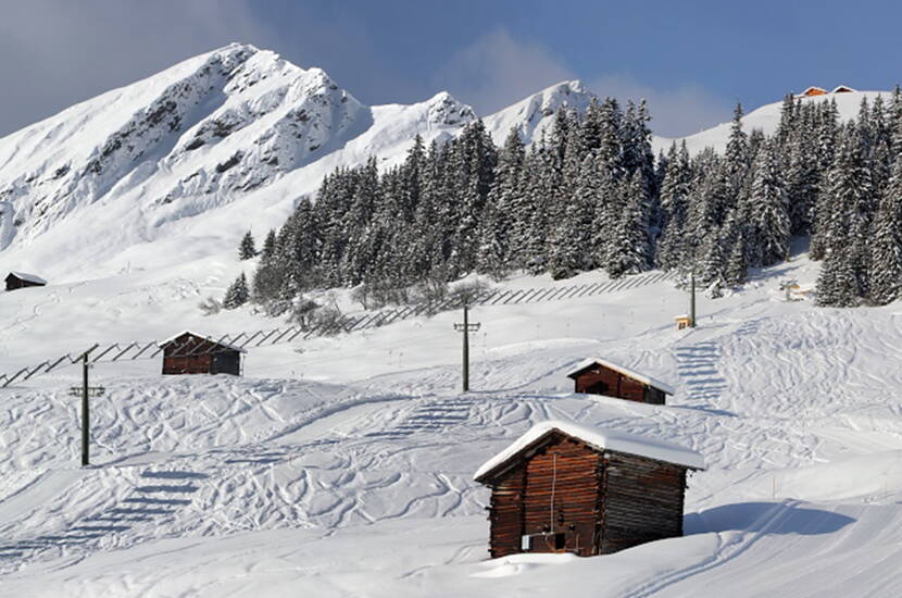 Zoom: Umweltfreundlich Skifahren in den Bündner Safiental. Da der Skilift sogar mehr Strom produziert als er für den eigenen Antrieb benötigt, wird der zusätzliche Solarstrom ins Netz eingespiesen.
