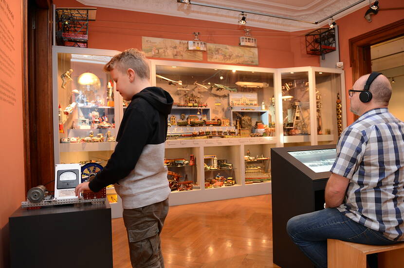 Zoom: Excursion en famille au musée des enfants de Baden. Le musée des enfants de Baden expose sur cinq étages et 20 pièces les jouets les plus divers de plusieurs siècles et offre aux petits et aux grands de nombreuses possibilités de se plonger eux-mêmes dans le monde fascinant du jeu.