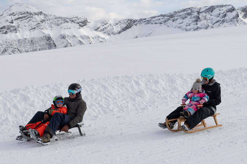 Zoom: 20 % de réduction sur les cartes journalières de luge Betelberg. 9 kilomètres de pistes de luge t'attendent! Comme alternative au ski, comme programme en cas de mauvais temps ou simplement comme sortie en famille, les pistes de luge de Betelberg sont idéales pour les jeunes et les moins jeunes. 