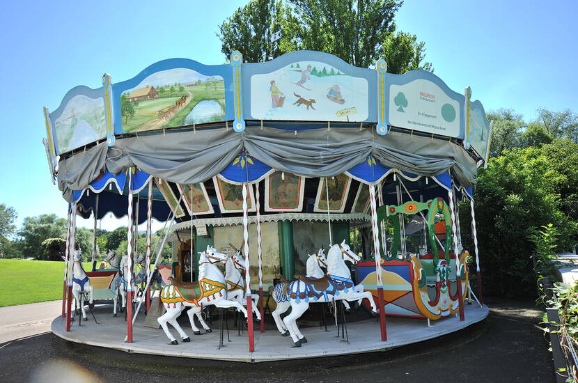Zoom: Der Park «im Grünen» bietet allen Besuchern das Passende. Tiere, Pflanzen, Skulpturen, Minigolf, Karussell sowie einen grossen Kinderspielplatz.