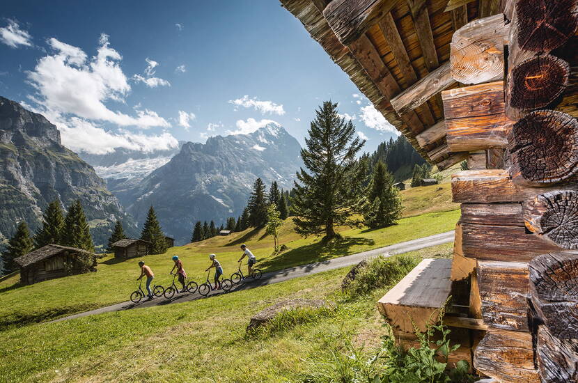 Zoom: Excursion familiale en trottibike à Bort Grindelwald. Descendre à toute vitesse en trottibike jusqu'à la vallée. Le Firstbahn emmène confortablement les trottibikers de Grindelwald à Bort. 