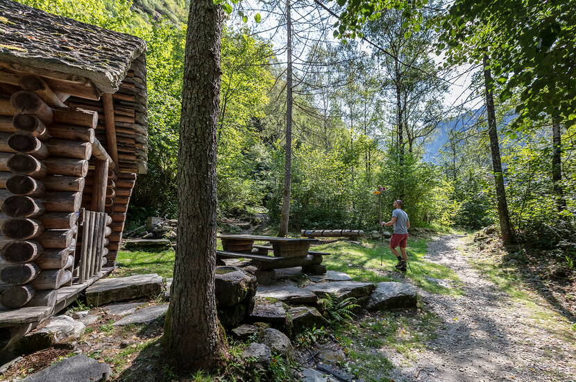Zoom: Escursione per famiglie Sentierone Verzasca. Una delle più belle escursioni del Ticino, che si snoda lungo la Verzasca attraverso l'intera valle fino a Sonogno.