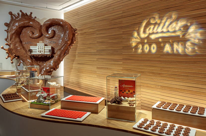 Zoom: Träumst du davon, eine echte Schokoladenfabrik zu besichtigen? Besuche das Maison Cailler in Broc und entdecke die Welt von Cailler. Erfahre alles über die Schokolade dank einer interaktiven und multisensorischen Erfahrung, lerne die Chocolatiers kennen oder stelle deine eigene Schokolade im Rahmen eines Schokolade-Workshops her.