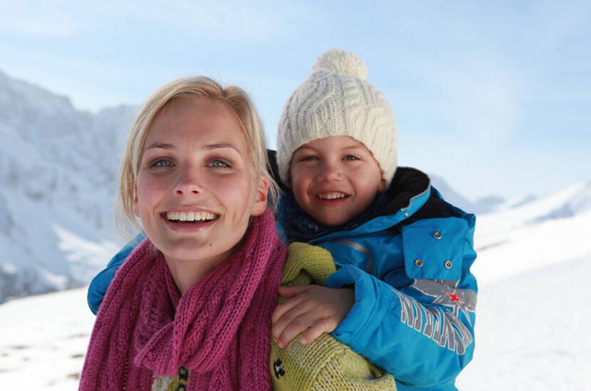 Zoom: Familienausflug Savognin. Mit viel Naturschnee und extrabreiten roten und blauen Pisten bietet das sonnenverwöhnte Skigebiet besonderen Fahrspass – nicht umsonst zählen die Pisten in Savognin zu den Schönsten im ganzen Alpenraum.

