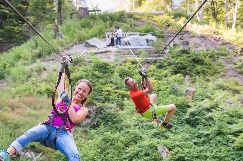 Zoom: Destinazioni delle escursioni Berna - Gita in famiglia al parco avventura di Interlaken. Dai percorsi per principianti vicino al terreno ai compiti più impegnativi a 20 metri di altezza, ce n'è per tutti i gusti: piccoli avventurieri, drogati di adrenalina da tutto il mondo o tutta la famiglia!