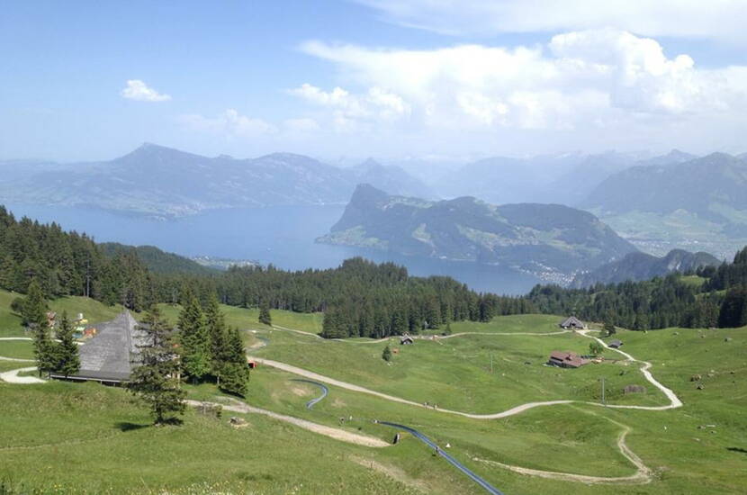 Zoom: Die spektakuläre Fahrt auf der längsten Sommer-Rodelbahn der Schweiz beginnt in unmittelbarer Nähe der Bergstation Fräkmüntegg. Zahlreiche Steilkurven und «Drachenlöcher»-Tunnels im 1350 Meter langen Chromstahlkanal versprechen actionreiches Tempo und adrenalingeladenen Spass.