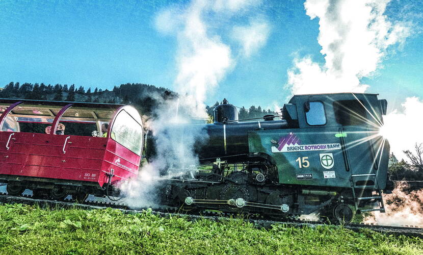 Zoom: Escursione per famiglie Ferrovia Brienz Rothorn. L'unica ferrovia a cremagliera a vapore con locomotive a vapore di 3 generazioni e funzionamento giornaliero a vapore durante la stagione estiva. Superano un dislivello di 1.678 m e aprono una vista panoramica mozzafiato.