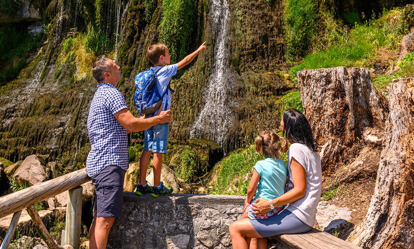 Zoom: Escursione per famiglie Grotte di San Beato. Scoprite l'affascinante grotta a goccia insieme alla vostra famiglia e immergetevi nell'avventura mistica del leggendario parco naturale di San Beato.