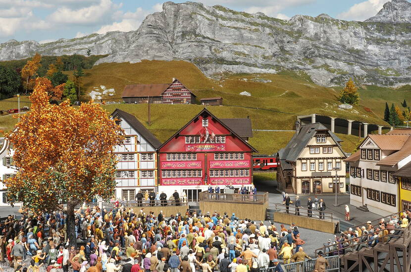 Zoom: Familienausflug Miniaturwelt Smiliestones. Wie wär's mit einem Ausflug zum Rheinfall, Säntis, Jungfraujoch – alles an einem Tag und klimatisiert? 