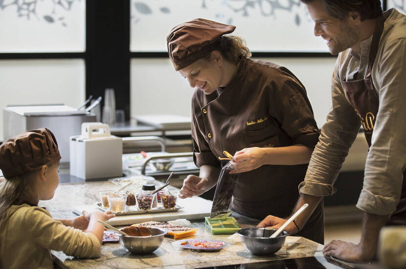 Zoom: Erlebe die süsse Verführung der Schokolade bei einem Besuch in der Maison Cailler. Die interaktive Führung durch die Cailler Fabrik nimmt dich mit auf eine einstündige Reise durch die Geschichte der Schokolade – von den Azteken bis zu den aktuellen Innovationen.