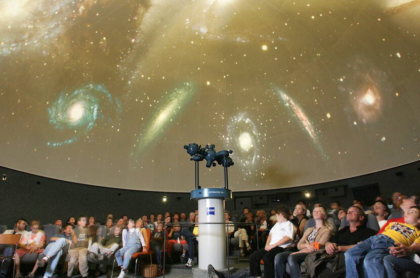 Zoom: Familienausflug – Lust auf einen Ausflug ins Weltall? Unter der Kuppel des Bodensee Planetariums laden bequeme Sessel zu einer virtuellen Reise durch den Nachthimmel ein.