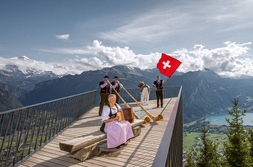 Zoom: Il ristorante panoramico Harder Kulm si trova in alto sopra Interlaken, a 1.322 metri sul livello del mare. Per raggiungere l'Harder Kulm con la funicolare da Interlaken ci vogliono solo 10 minuti. La piattaforma panoramica offre una vista unica su Eiger, Mönch e Jungfrau, oltre che sui laghi di Thun e Brienz.