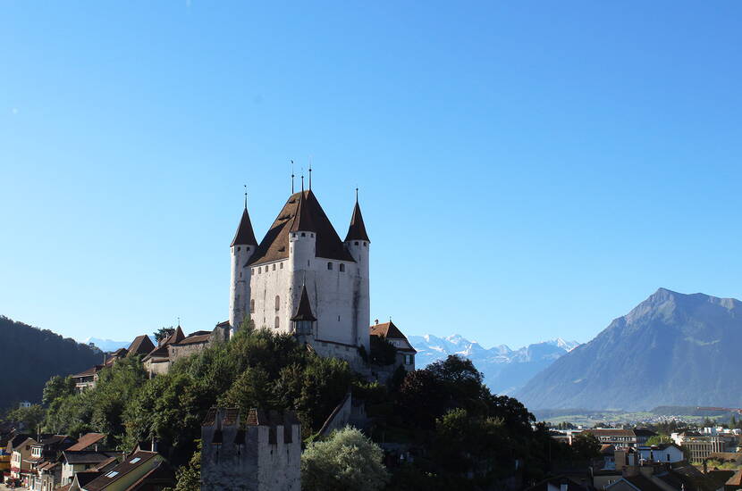 Zoom: Excursion à Berne – Excursion en famille au château de Thoune. Puissant et sublime, le château des Zähringen trône au-dessus de la ville de Thoune. La plus grande salle de fête du haut Moyen-Âge conservée en Suisse fait revivre cette époque.