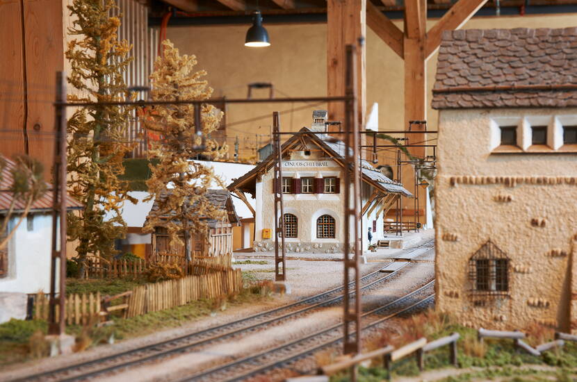 Zoom: Familienausflug Bahnmuseum Albula. Auf 1'300 m2 Ausstellungsfläche wandelt der Besucher durch Täler und Tunnel, erfährt Wissenswertes zu den Pioniertaten rund um den Bau der Strecke und wird mittels Lichtinszenierungen, historischen Filmen und Fotos in die Vergangenheit entführt.