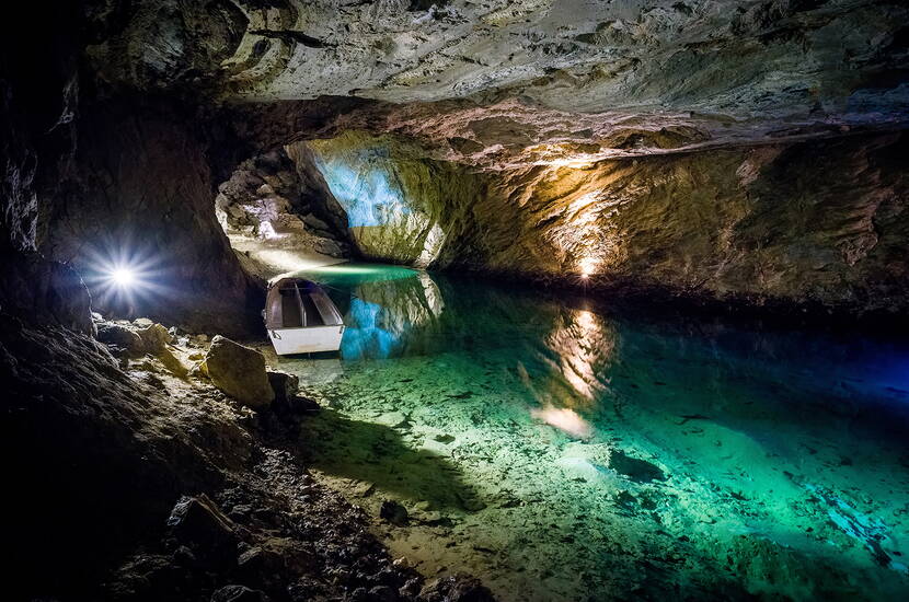 Zoom: Excursion familiale lac souterrain St-Léonard. En Suisse, au cœur du Valais, entre Sion et Sierre, se trouve le plus grand lac souterrain naturel d'Europe.