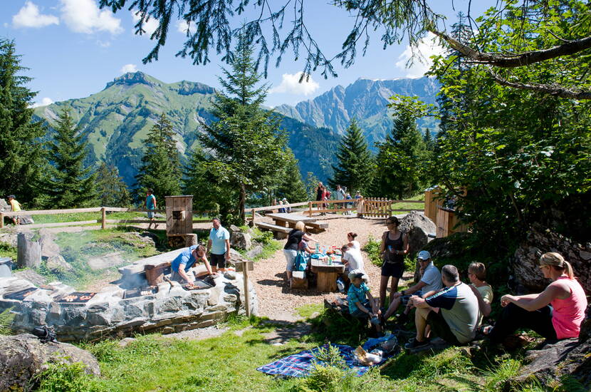 Zoom: Gita in famiglia al ristoro alpinoÄmpächli. Il ristoro alpino è un paradiso per i bambini, con parco giochi interno, zoo e miniera d'oro.