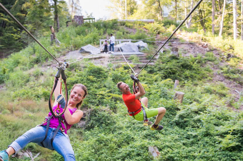 Zoom: Ausflugsziele Bern - Familienausflug Seilpark Interlaken. Einsteigerparcours in Bodennähe bis hin zu knackigen Aufgaben in 20 Metern Höhe ist für jeden – ob kleiner Abenteurer, Adrenalin-Junkies aus aller Welt oder die ganze Familie - etwas dabei!