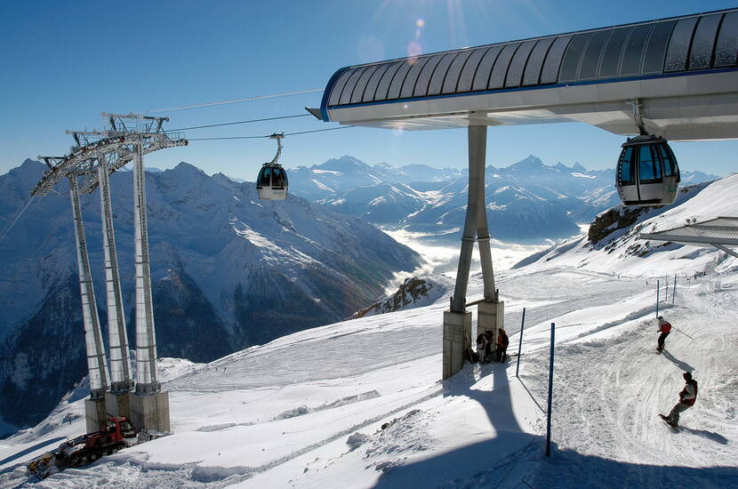 Zoom: Lauchernalp / Lötschental. Les pentes à l'enneigement garanti, les pistes de ski de fond parfaitement préparées et les chemins de randonnée hivernale sont facilement accessibles par les transports publics ainsi que grâce au chargement des voitures à travers le Lötschberg. 