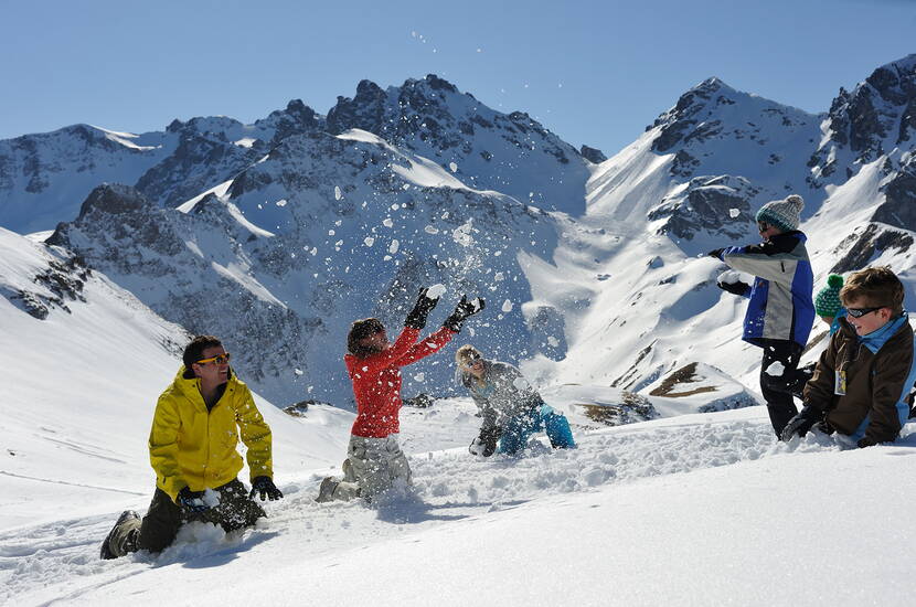 Zoom: Familienausflug Wintersport Pizol. Rund um den Gipfel eröffnet sich eine einzigartige Naturlandschaft mit atemberaubender Panoramasicht über die Alpen der Ostschweiz und des Vorarlbergs bis über den Bodensee.