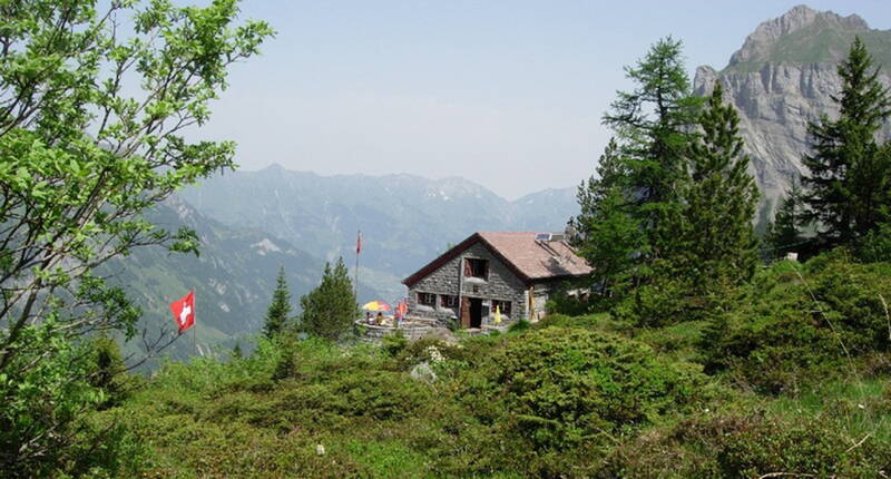 Escursione per famiglie Doldenhornhütte. Il rifugio del CAS, adatto alle famiglie, sopra Kandersteg. Dalla stazione ferroviaria di Kandersteg è possibile raggiungere l'accogliente rifugio in circa 3 ore.