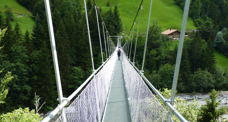 Tra Frutigen e Adelboden si trova uno dei ponti sospesi pedonali più lunghi d'Europa. Tutto intorno ci sono escursioni di varia lunghezza. Il percorso delle sculture in legno è particolarmente indicato per i bambini più piccoli.