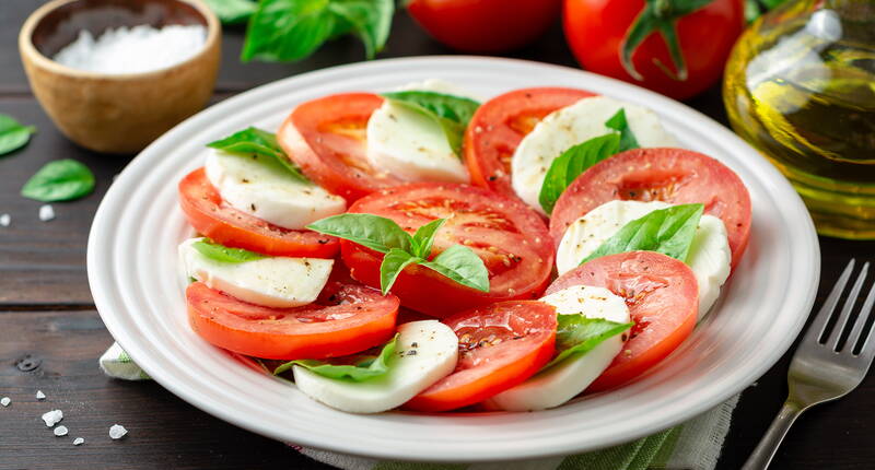 La salade Caprese est une recette légère et rafraîchissante qui, lorsqu'elle est consommée, fait immédiatement naître une ambiance de vacances. Bella Italia