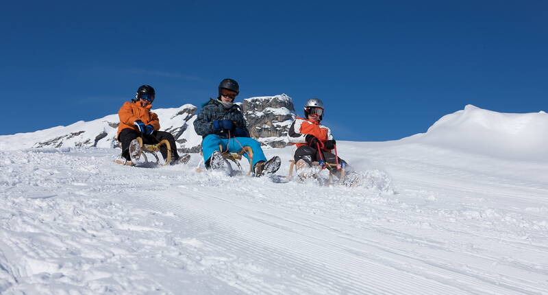 Der acht Kilometer lange Schlittelweg mit zirka 800 Meter Höhendifferenz ist der längste Schlittelweg der Zentralschweiz. Die Fahrt von Melchsee-Frutt zur Stöckalp ist ein Erlebnis für Gross und Klein.