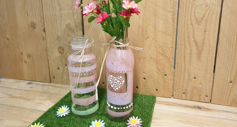 Heute zeigen wir dir, wie du aus einer leeren Glasflasche eine fantastische Blumenvase fertigen kannst.