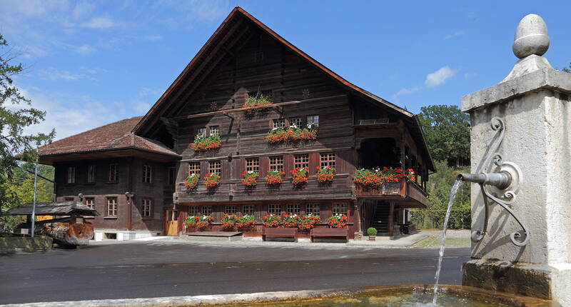 Excursion en famille au musée régional «Chüechlihus» à Langnau. La collection est extraordinairement variée, plus de 20 thèmes sont présentés dans 26 salles. Le Chüechlihus est ainsi le plus grand musée de Suisse avec une collection d'histoire locale. 