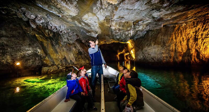 Familienausflug lac souterrain St. Léonard. In der Schweiz, im Herzen des Wallis, zwischen Sion und Sierre, befindet sich der grösste natürliche unterirdische See Europas.