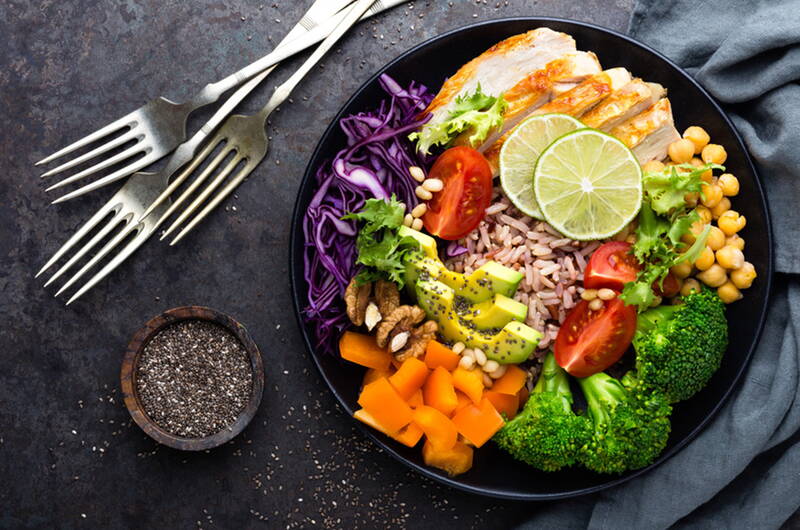 Goûte à la délicieuse recette du Foodbowl avec du riz, du poulet et des légumes. 