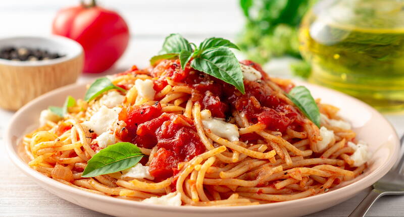 En 30 minutes seulement, vous avez sur votre table des pâtes délicieuses et fantastiques avec une sauce tomate simple et économique. Terminez avec de la mozzarella et du basilic et servez immédiatement.