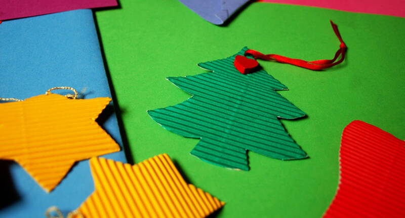 Diese weihnachtlichen Bauanhänger können schon von Kindergartenkindern gebastelt werden.
