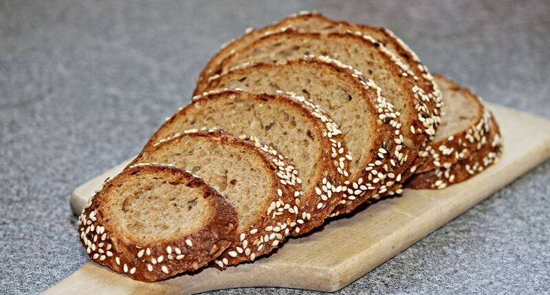 Le pain fait maison est sain, digeste et délicieux. La recette peut être facilement complétée avec les ingrédients de votre choix.