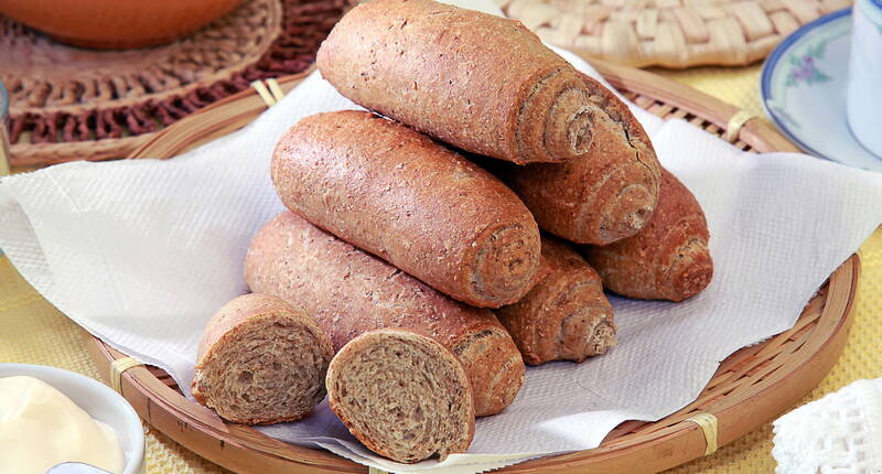 Le pain fait maison est sain, digeste et délicieux. La recette peut être facilement complétée avec les ingrédients de votre choix.