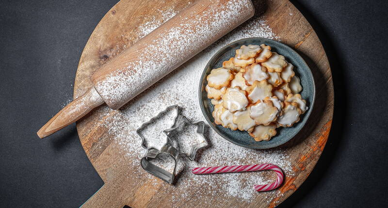 Probablement le plus traditionnel des biscuits de Noël suisses. La consistance friable, le glaçage et la légère touche de citron rendent littéralement accro.
