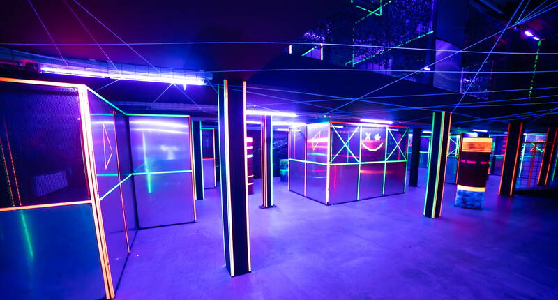 800 m² de surface de jeu pour le laser tag sur deux étages avec effets spéciaux, show laser, brouillard et effets sonores t'attendent à Lucerne