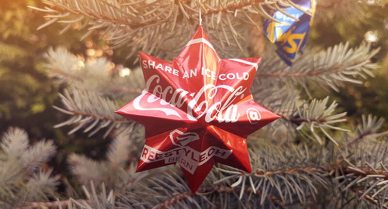 Heute zeigen wir dir, wie du aus einer leeren Coca Cola Dose (auch jede andere handelsübliche Alugetränkedose ist dafür geeignet), einen wunderschönen, langlebigen und auch für den Aussenbereich geeigneten Weihnachtsstern für deinen Tannenbaum basteln kannst. 